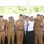 Penyerahan surat keputusan (SK) pengangkatan Pegawai Pemerintah dengan Perjanjian Kerja (PPPK) Jabatan Fungsiona Guru formasi tahun 2022 sebanyak 99 orang yang diserahkan secara langsung oleh Bupati Kotabaru H.Sayed Jafar. (Kalimantanlive.com/Siti Rahmah)