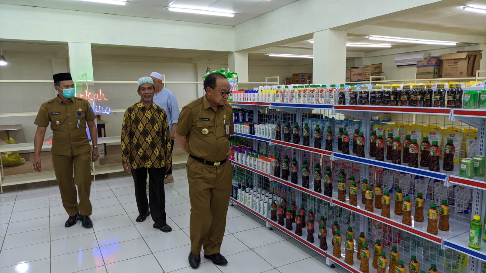 Bupati Anang yang menyempatkan keliling melihat produk barang yang dijual di Toko Waralaba Modern Berkah Amalina Cabang Tanjung (Kalimantanlive.com/ A Hidayat) (Kalimantanlive.com / A Hidayat)