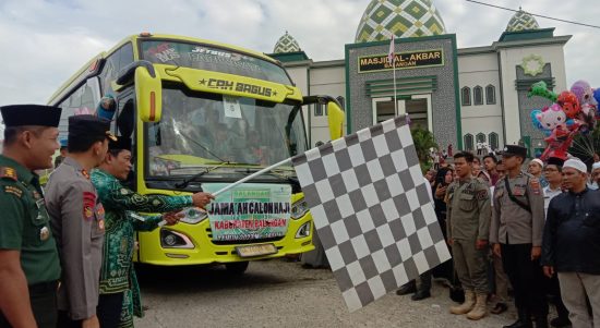 Pemerintah Kabupaten Balangan melepas 191 jamaah calon haji tahun 2023 pada Rabu (14/6/2023) di Halaman Mesjid Al-Akbar Balangan. (Kalimantanlive.com,/Kamil).