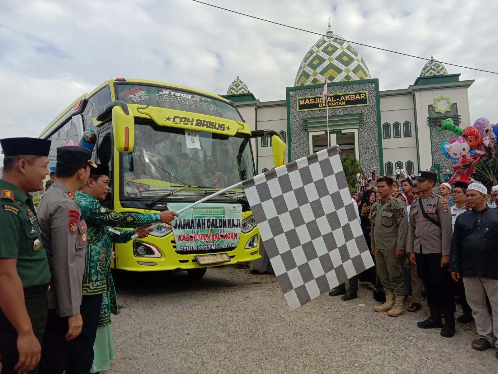 Pemerintah Kabupaten Balangan melepas 191 jamaah calon haji tahun 2023 pada Rabu (14/6/2023) di Halaman Mesjid Al-Akbar Balangan. (Kalimantanlive.com,/Kamil).