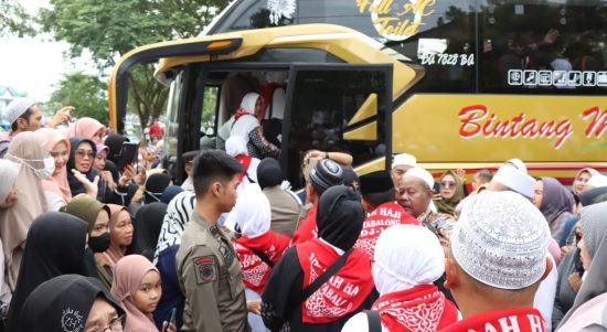 Sebanyak 112 jemaah haji asal Tabalong gelombang kedua resmi dilepas Bupati Anang di Gedung Sarabakawa Tanjung (Kalimantanlive.com/ A Hidayat)