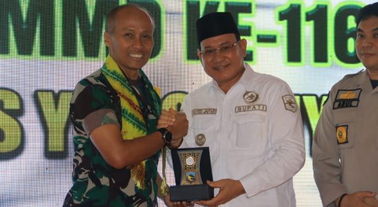 Bupati Kotabaru H. Sayad Jafar didampingi Wakil Bupati Sambut kedatangan Ketua Tim Wasev ( Pengawasan dan Evaluasi TMMD ke-116, Letjen TNI Ignatius Yogo Triyono, M.A dalam rangka mengecek langsung pelaksanaan TMMD ke-116 Kodim 1004/Kotabaru di Desa Pelajau Baru Kecamatan Kelumpang Hilir, Rabu (31/05/2023). (Kalimantanlive.com/Siti Rahmah)