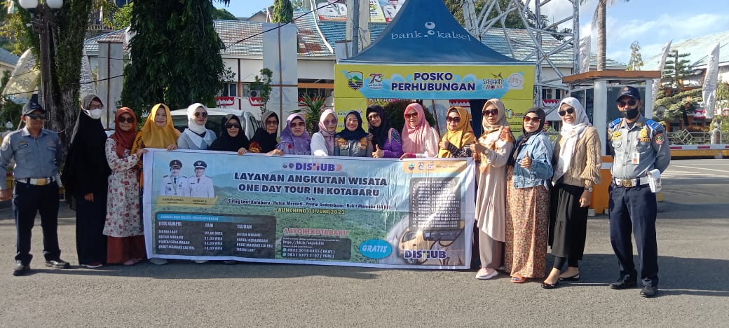 Pemerintah Daerah Kabupaten Kotabaru melalui dinas perhubungan kabupaten setempat memberikan layanan angkutan gratis wisata One Day Tour In Kotabaru. (Kalimantanlive.com)