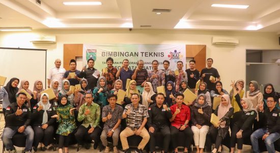 Bupati Tanah Bumbu Abah Zairullah Azhar melalui Kepala Dinas Pemberdayaan Masyarakat dan Desa ( DPMD ) Samsir menutup secara resmi Bimbingan Teknis (Bimtek) Tata Cara Pelaporan Keuangan Desa se-Kecamatan Satui, Selasa (13/6/2023). (Kalimantanlive.com/Desy).