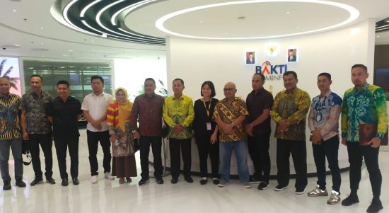 Dinas Komunikasi dan Informatika Kabupaten Kotabaru bersama Ketua, Wakil Ketua dan Komisi I DPRD mengunjungi Badan Aksesibilitas Telekomunikasi dan Informatika (BAKTI) Kementrian Komunikasi dan Informatika RI di Gedung Menara Merdeka, Kamis (15/6/2023). (Kalimantanlive.com/Diskominfo)