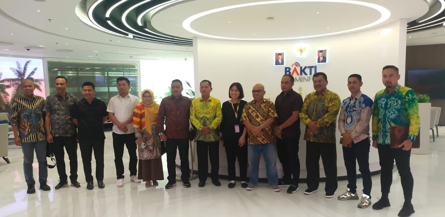 Dinas Komunikasi dan Informatika Kabupaten Kotabaru bersama Ketua, Wakil Ketua dan Komisi I DPRD mengunjungi Badan Aksesibilitas Telekomunikasi dan Informatika (BAKTI) Kementrian Komunikasi dan Informatika RI di Gedung Menara Merdeka, Kamis (15/6/2023). (Kalimantanlive.com/Diskominfo)