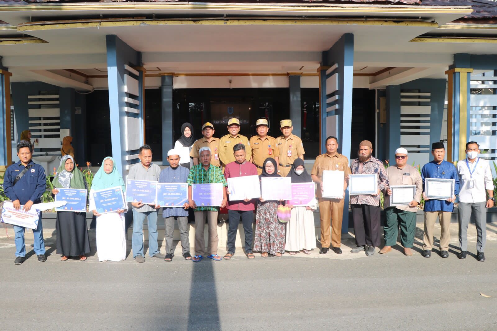Majelis Ulama Indonesia dan LPPOM MUI Provinsi Kalimantan Selatan bekerjasama dengan Dinas Pertanian Kabupaten Banjar telah melaksanakan Sosialisasi Juru Sembelih Halal (Juleha) 13 Juni lalu, dan Sertifikasi Halal kepada Unit Pelaksana Teknis Dinas (UPTD) Rumah Potong Hewan (RPH) dan Rumah Potong Unggas (RPU) Kabupaten Banjar. (Kalimantanlive.com)