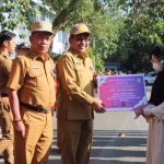 Penyerahan santunan dari Kementerian Sosial RI untuk korban meninggal akibat bencana alam banjir (tersengat listrik) atas nama Anang Rahmat warga Jl Melati Desa Bincau Muara Kecamatan Martapura sebesar Rp 15 juta yang diberikan kepada Siti Khadijah sebagai ahli waris (anak) korban oleh Sekda Banjar HM Hilman didampingi Kepala Dinsos P3AP2KB Kabupaten Banjar Aspihani (Kalimantanlive.com)