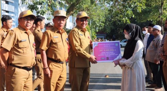 Penyerahan santunan dari Kementerian Sosial RI untuk korban meninggal akibat bencana alam banjir (tersengat listrik) atas nama Anang Rahmat warga Jl Melati Desa Bincau Muara Kecamatan Martapura sebesar Rp 15 juta yang diberikan kepada Siti Khadijah sebagai ahli waris (anak) korban oleh Sekda Banjar HM Hilman didampingi Kepala Dinsos P3AP2KB Kabupaten Banjar Aspihani (Kalimantanlive.com)