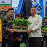 Himpunan Pengusaha Muda Indonesia (HIPMI) Tabalong membagikan belasan ribu bibit cabai tiung tanjung kepada masyarakat. Kalimantanlive.com/ A Hidayat)