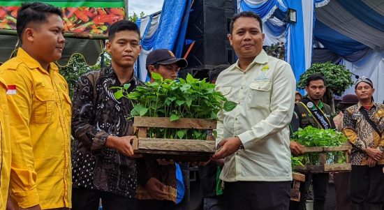 Himpunan Pengusaha Muda Indonesia (HIPMI) Tabalong membagikan belasan ribu bibit cabai tiung tanjung kepada masyarakat. Kalimantanlive.com/ A Hidayat)