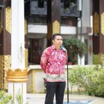 Pemerintah Kota Banjarmasin menggelar apel pagi, yang dipimpin Pelaksana Harian Sekretaris Dinas Komunikasi Informatika dan Statistik (Diskominfotik) Kota Banjarmasin, Muhammad Yamani, di Halaman Balai Kota Banjarmasin, Kamis (15/6/23) pagi. (Kalimantanlive.com/Ilham)