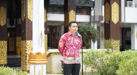 Pemerintah Kota Banjarmasin menggelar apel pagi, yang dipimpin Pelaksana Harian Sekretaris Dinas Komunikasi Informatika dan Statistik (Diskominfotik) Kota Banjarmasin, Muhammad Yamani, di Halaman Balai Kota Banjarmasin, Kamis (15/6/23) pagi. (Kalimantanlive.com/Ilham)