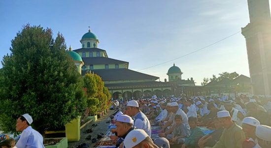 (Kalimantanlive.com/Ilham) Masjid Jami Banjarmasin dipadati para jamaah hingga melebar ke ruas jalan, melaksanakan salat Hari Raya Idul Adha 1444 Hijriah atau tahun 2023, Kamis (29/6/23) dimulai sekitar pukul 07.00 pagi.