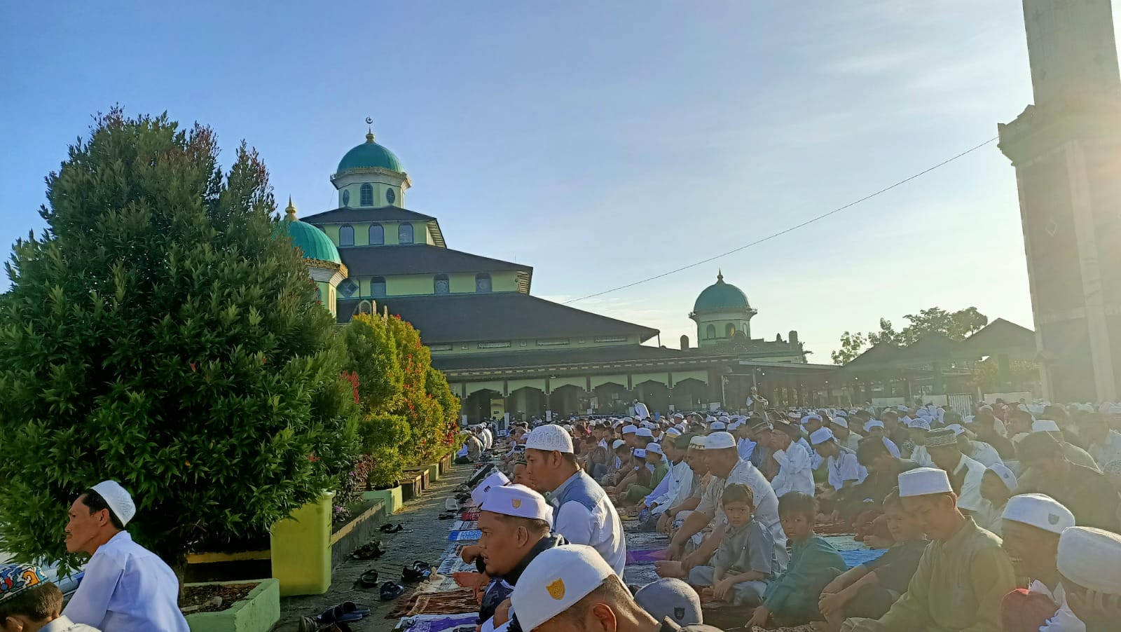 (Kalimantanlive.com/Ilham) Masjid Jami Banjarmasin dipadati para jamaah hingga melebar ke ruas jalan, melaksanakan salat Hari Raya Idul Adha 1444 Hijriah atau tahun 2023, Kamis (29/6/23) dimulai sekitar pukul 07.00 pagi.