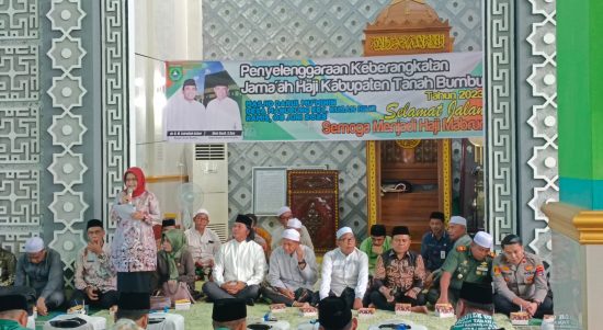 Pelepasan dan keberangkatan calon jemaah haji tahun 2023 sebanyak 183 jamaah, berlangsung khidmat, di Masjid Darul Mu'minin Desa Manurung, Kecamatan Kusan Hilir, Kamis (8/6/2023). (Kalimantanlive.com/Desy)