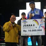 Bupati beserta Wakil Bupati Kotabaru menyerahkan hadian kepada para pemenang Kejurnas Gantole dan Paralayang Bupati Cup 2023 (Kalimantanlive,com/Siti Rahmah)