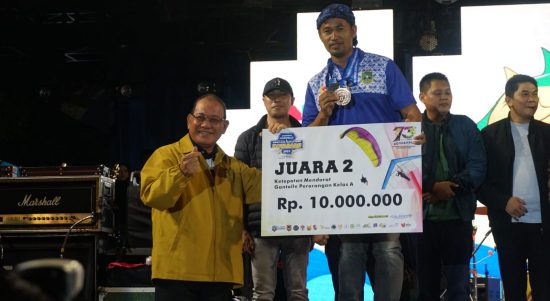 Bupati beserta Wakil Bupati Kotabaru menyerahkan hadian kepada para pemenang Kejurnas Gantole dan Paralayang Bupati Cup 2023 (Kalimantanlive,com/Siti Rahmah)