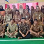 Kepala Badan Pendapatan Daerah Kabupaten Kotabaru usai memberikan penyuluhan dan memberikan sosialisasi tentang pendataan Objek dan subjek PBB-P2 di Kecamatan Pulau Sebuku. (Kalimantanlive.com/Siti Rahmah