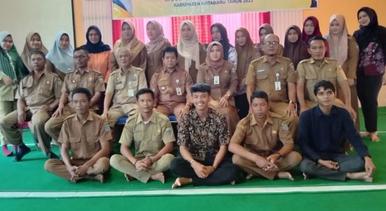 Kepala Badan Pendapatan Daerah Kabupaten Kotabaru usai memberikan penyuluhan dan memberikan sosialisasi tentang pendataan Objek dan subjek PBB-P2 di Kecamatan Pulau Sebuku. (Kalimantanlive.com/Siti Rahmah
