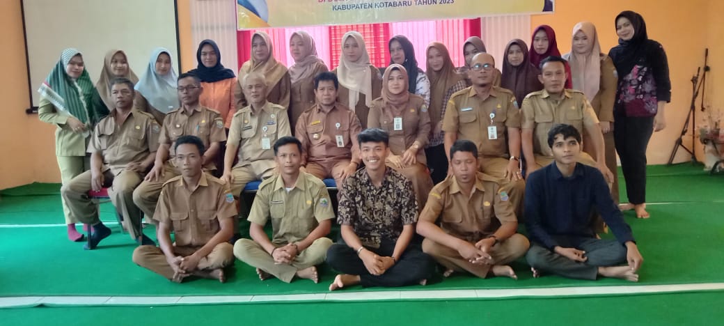 Kepala Badan Pendapatan Daerah Kabupaten Kotabaru usai memberikan penyuluhan dan memberikan sosialisasi tentang pendataan Objek dan subjek PBB-P2 di Kecamatan Pulau Sebuku. (Kalimantanlive.com/Siti Rahmah