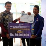 Bupati Banjar H Saidi Mansyur menyerahkan hadiah kepada para pemenang lomba desa tingkat Kabupaten Banjar tahun 2023, di halaman Mahligai Sultan Adam Martapura, Kamis (15/6/2023) pagi. (Kalimantanlive.com)