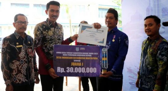 Bupati Banjar H Saidi Mansyur menyerahkan hadiah kepada para pemenang lomba desa tingkat Kabupaten Banjar tahun 2023, di halaman Mahligai Sultan Adam Martapura, Kamis (15/6/2023) pagi. (Kalimantanlive.com)