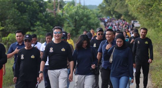 Meriahkan Hari Bhayangkara ke-77, Polsek Pulau Laut Barat Tanjung Selayar Polres Kotabaru melaksanakan jalan sehat lintas sektoral, Minggu (25/6/23) (Kalimantanlive/Siti Rahmah)