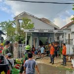 Sebuah rumah dua lantai di Jalan Adhyaksa 6, Kelurahan Sungai Miai, Kecamatan Banjarmasin Utara, hangus terbakar dilalap si jago merah, Senin (19/6) sekitar pukul 14.30 Wita. (Kalimantanlive.com/Ilham)