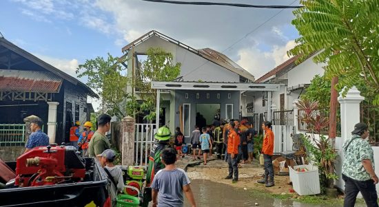 Sebuah rumah dua lantai di Jalan Adhyaksa 6, Kelurahan Sungai Miai, Kecamatan Banjarmasin Utara, hangus terbakar dilalap si jago merah, Senin (19/6) sekitar pukul 14.30 Wita. (Kalimantanlive.com/Ilham)