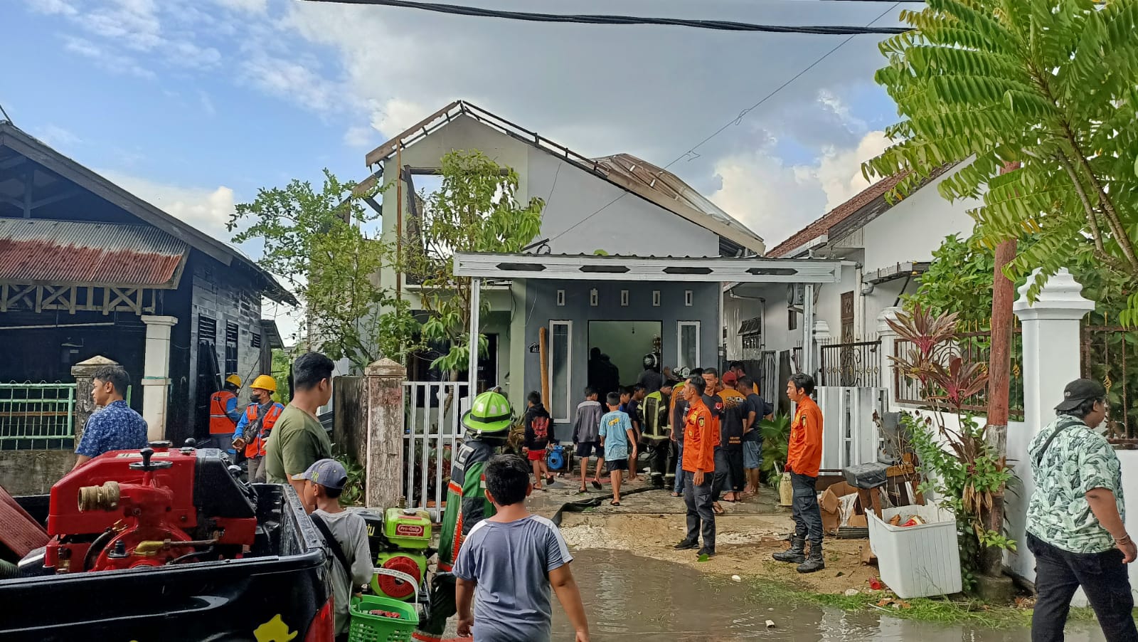 Sebuah rumah dua lantai di Jalan Adhyaksa 6, Kelurahan Sungai Miai, Kecamatan Banjarmasin Utara, hangus terbakar dilalap si jago merah, Senin (19/6) sekitar pukul 14.30 Wita. (Kalimantanlive.com/Ilham)