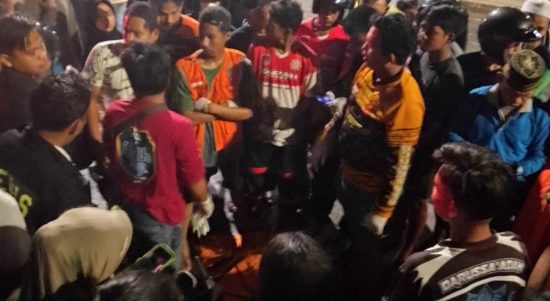 Insiden kecelakaan yang menewaskan seorang korban wanita pengendara motor Honda Beat, di Jembatan Basirih Banjarmasin. (Kalimantanlive.com/Ilham/Foto: Relawan Emergency