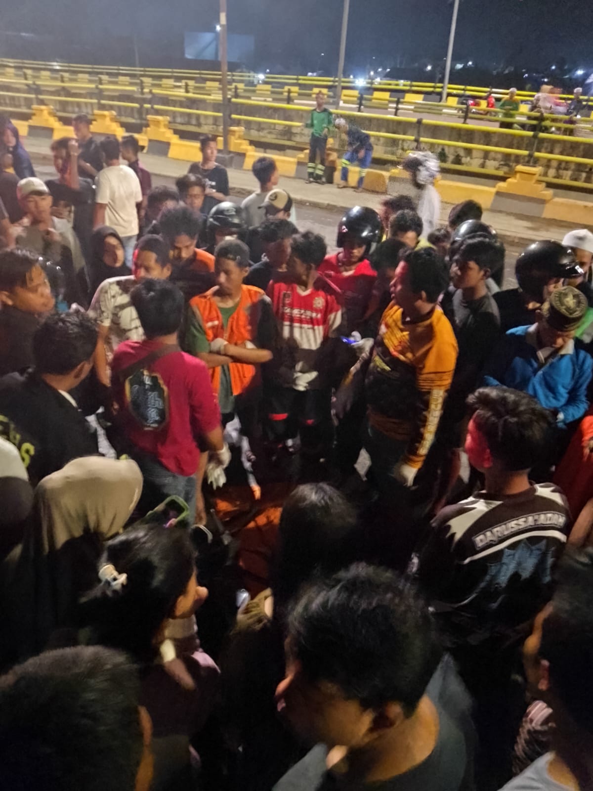 Insiden kecelakaan yang menewaskan seorang korban wanita pengendara motor Honda Beat, di Jembatan Basirih Banjarmasin. (Kalimantanlive.com/Ilham/Foto: Relawan Emergency