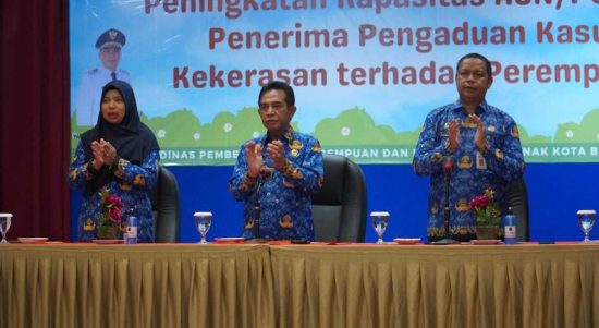 Wakil Wali Kota (Wawali) Banjarmasin, Arifin Noor membuka kegiatan Peningkatan Kapasitas ASN/Petugas Penerima Pengaduan Kasus Kekerasan terhadap Perempuan, berlangsung di Ballroom Hotel Rodhita Banjarmasin, Senin (19/06/23). (Kalimantanlive.com/Ilham)