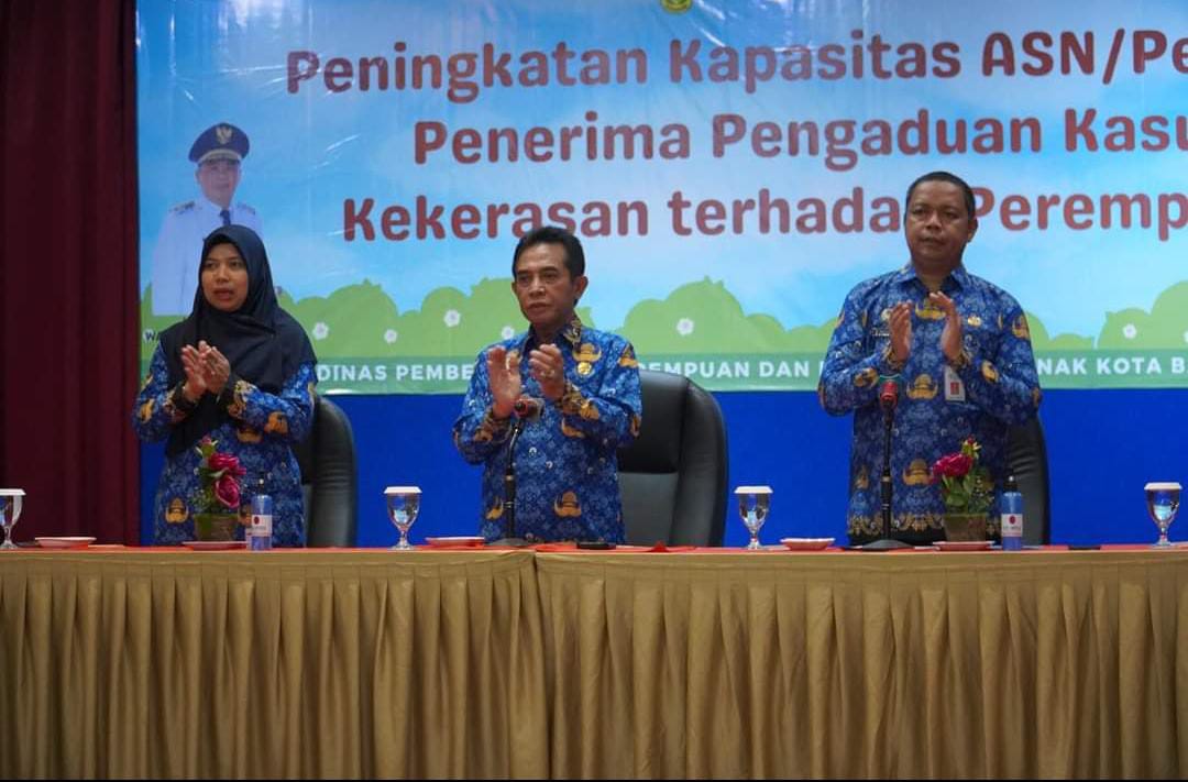 Wakil Wali Kota (Wawali) Banjarmasin, Arifin Noor membuka kegiatan Peningkatan Kapasitas ASN/Petugas Penerima Pengaduan Kasus Kekerasan terhadap Perempuan, berlangsung di Ballroom Hotel Rodhita Banjarmasin, Senin (19/06/23). (Kalimantanlive.com/Ilham)