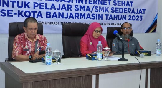 Kepala Bidang (Kabid) Informasi Publik Dinas Komunikasi Informatika dan Statistik (Diskominfotik) Banjarmasin, Hj Nurbaiti membuka langsung kegiatan Sosialisasi Internet Sehat Untuk Pelajar SMA/SMK Sederajat, berlangsung di Aula BKD Diklat kota setempat, Kamis (22/6/23). (Kalimantanlive.com/Ilham)
