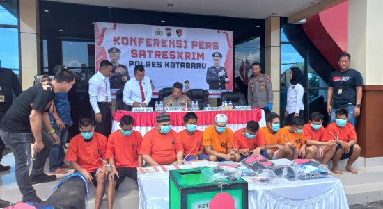 Dalam kurun waktu satu bulan Satreskrim Polres Kotabaru berhasil mengungkap 10 kasus tindak kejahatan dengan 13 pelaku. (Kalimantanlive.com/Siti Rahmah)