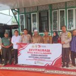 Sejumlah pihak pengelola Kubah Habib Basirih mengikuti zoom meeting terkait rencana Revitalisasi Situs Religi, yang digelar oleh Polri dalam rangka menyambut Hari Bhayangkara ke-77, di kediaman Habib Habib Faturrahman, wilayah setempat, Selasa (20/6/23) kemarin. (Kalimantanlive.com/Ilham)