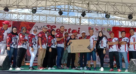 Ratusan warga penuhi wisata siring laut dalam rangka mengikuti jalan sehat yang dilaksanakan MPC Pemuda Pancasila Kabupaten Kotabaru. (Kalimantanlive.com).