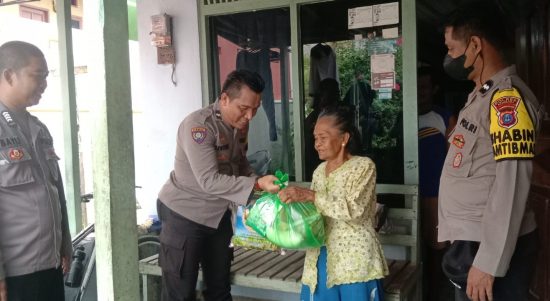 Polsek Pulau Laut Utara Polres Kotabaru kembali menggelar bantuan kemanusiaan untuk warga kurang mampu. (Kalimantanlive.com/Siti Rahmah)