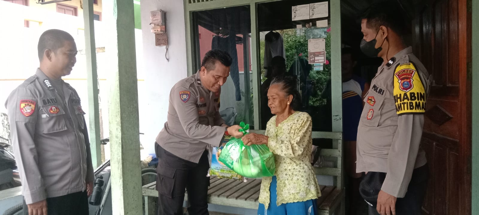 Polsek Pulau Laut Utara Polres Kotabaru kembali menggelar bantuan kemanusiaan untuk warga kurang mampu. (Kalimantanlive.com/Siti Rahmah)