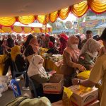 Pemerintah Kabupaten Kotabaru melaksanakan lounching Gerakan Pangan Murah (GPM) serentak secara nasional di halaman Pasar Limbur Raya, Senin (26/6/2023). (Kalimantanlive.com/Diskominfo)