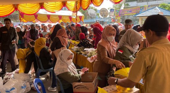Pemerintah Kabupaten Kotabaru melaksanakan lounching Gerakan Pangan Murah (GPM) serentak secara nasional di halaman Pasar Limbur Raya, Senin (26/6/2023). (Kalimantanlive.com/Diskominfo)