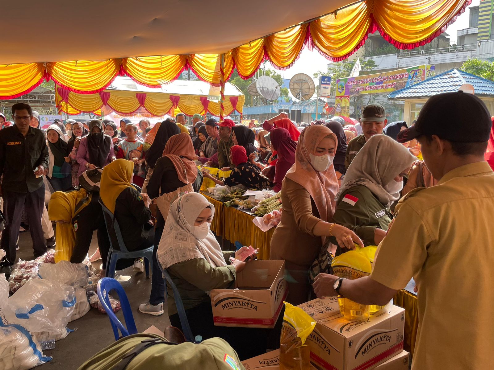 Pemerintah Kabupaten Kotabaru melaksanakan lounching Gerakan Pangan Murah (GPM) serentak secara nasional di halaman Pasar Limbur Raya, Senin (26/6/2023). (Kalimantanlive.com/Diskominfo)