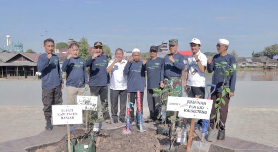 Penanaman bibit pohon zaitun, kurma, delima dan kacang sangha Ichi oleh Asisten Perenomian dan Pembangunan Ikhwansyah dilanjutkan Pimpinan PLN IUD Kalselteng, Kodim 1006 Banjar dan ketua Pengadilan Negeri Martapura (Kalimantanlive.com).