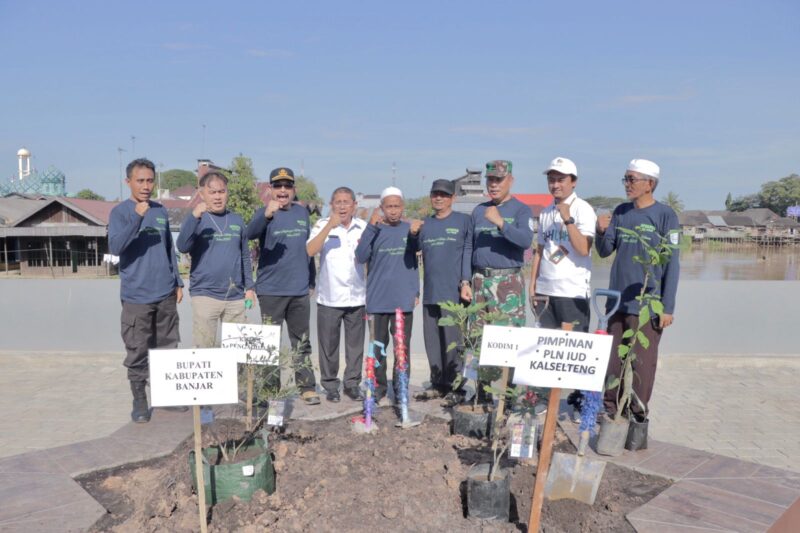 Penanaman bibit pohon zaitun, kurma, delima dan kacang sangha Ichi oleh Asisten Perenomian dan Pembangunan Ikhwansyah dilanjutkan Pimpinan PLN IUD Kalselteng, Kodim 1006 Banjar dan ketua Pengadilan Negeri Martapura (Kalimantanlive.com).