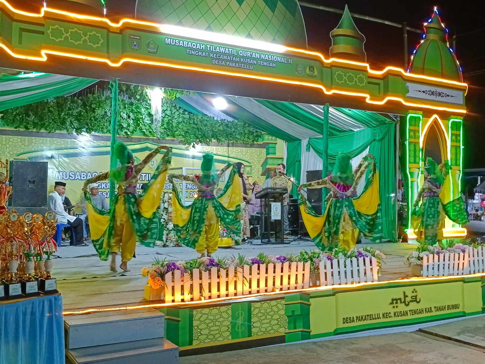 Pembukaan Musabaqoh Tilawatil Qur'an (MTQ) ke-2 Tingkat Kecamatan Kusan Tengah, Kabupaten Tanah Bumbu digelar di Desa Pakatellu, kecamatan setempat, Sabtu (10/6/2023) malam. (Kalimantalive.com/Desy).