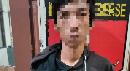 AH (32) warga Desa Sungai Buluh, Kecamatan Kelua, Tabalong ditangkap polisi saat antarkan pesanan obat terlarang (Foto Humas Polres Tabalong)