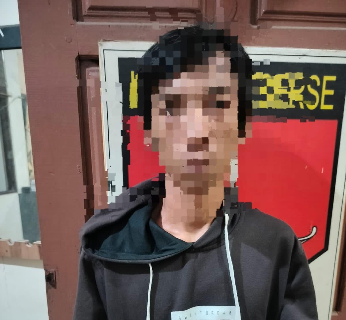 AH (32) warga Desa Sungai Buluh, Kecamatan Kelua, Tabalong ditangkap polisi saat antarkan pesanan obat terlarang (Foto Humas Polres Tabalong)