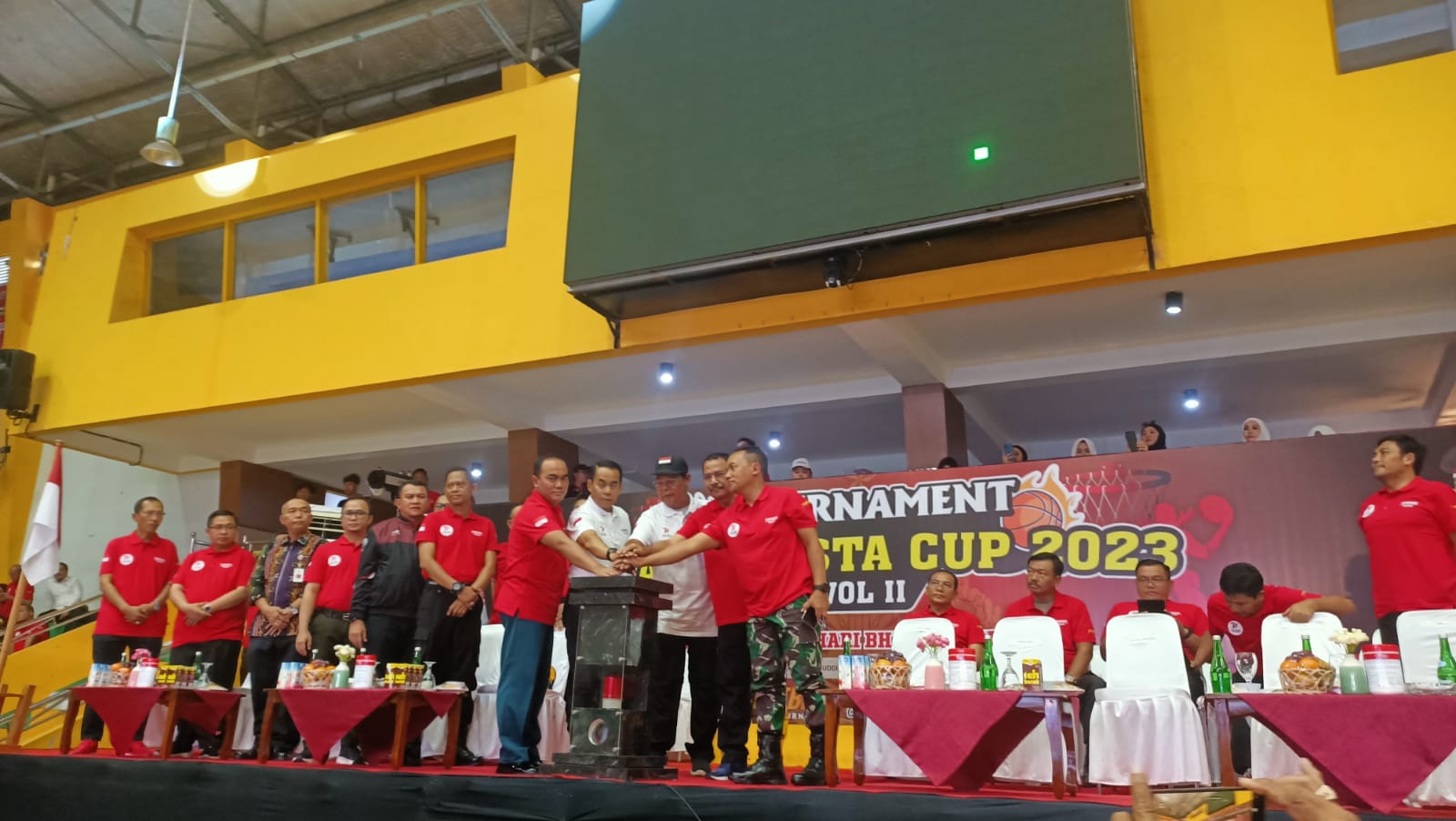 Turnamen Kapolresta Cup 2023 Vol II Basket Ball dalam rangka hari Bhayangkara ke-77 kembali digelar antar SMA sederajat dan Club se-Kalimantan Selatan, di GOR Hasanuddin Banjarmasin, Senin (27/6/23) siang. (Kalimantanlive.com/Ilham)